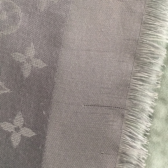 Louis Vuitton Monogram Shine Shawl - Picture 5 of 13